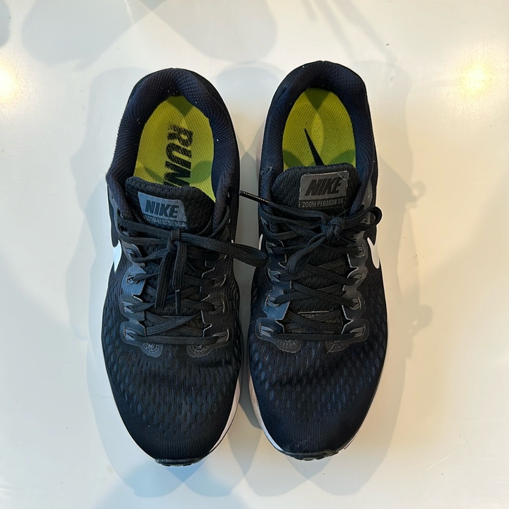 Nike Zoom Sneakers - Gently used - Size Women 9.5